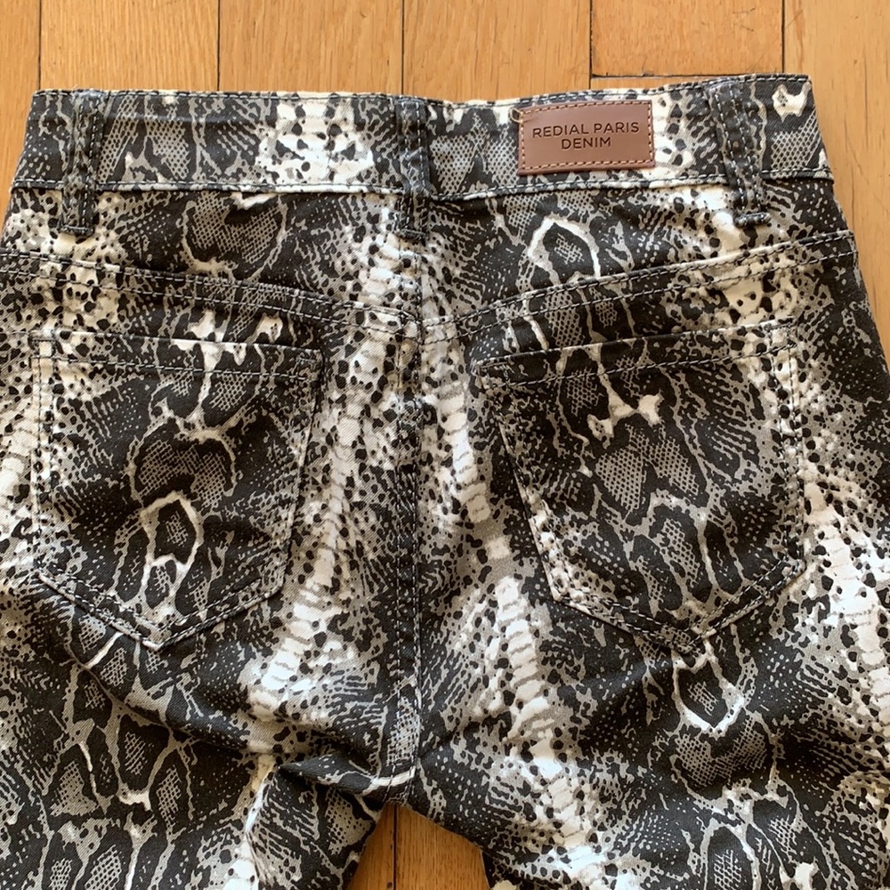 🎉HOST PICK🎉 Redial Premium Denim Collection Snakeprint Skinny Jeans - Picture 4 of 6